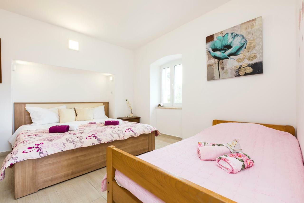 Apartments And Rooms Roberto B. Valun Εξωτερικό φωτογραφία
