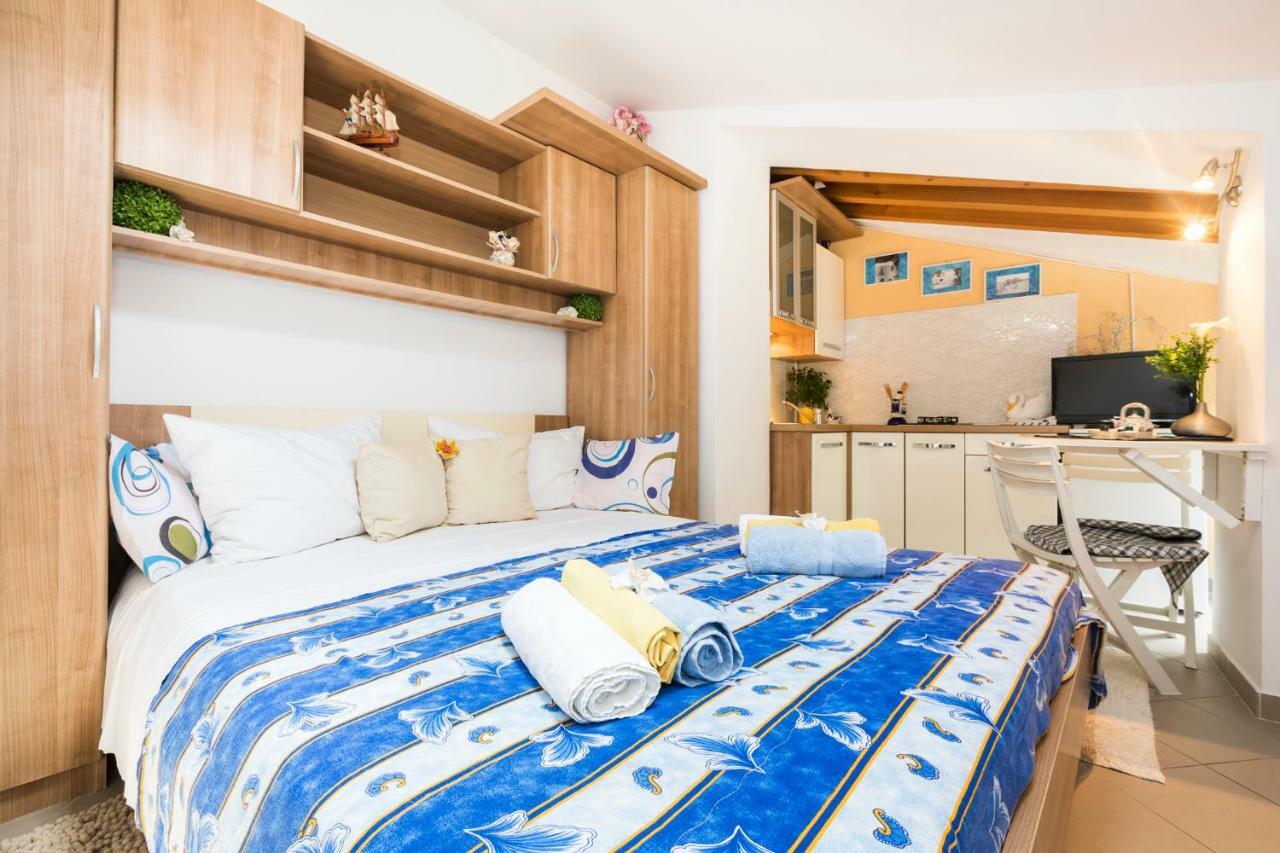 Apartments And Rooms Roberto B. Valun Εξωτερικό φωτογραφία