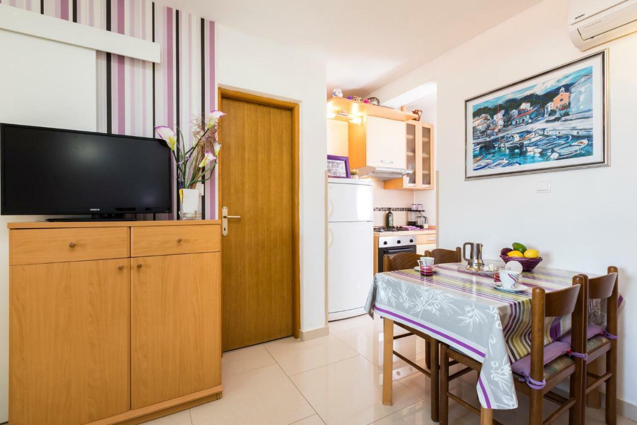 Apartments And Rooms Roberto B. Valun Εξωτερικό φωτογραφία