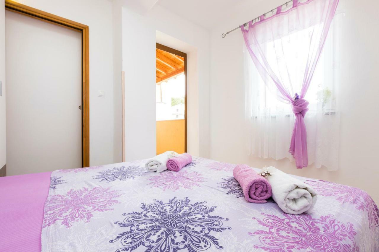 Apartments And Rooms Roberto B. Valun Εξωτερικό φωτογραφία