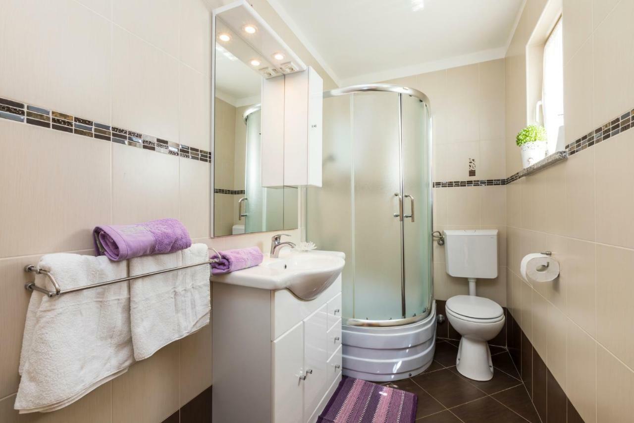 Apartments And Rooms Roberto B. Valun Εξωτερικό φωτογραφία