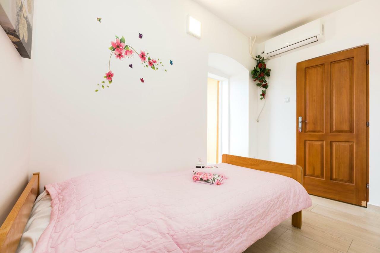 Apartments And Rooms Roberto B. Valun Εξωτερικό φωτογραφία
