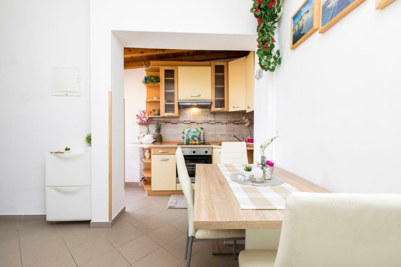 Apartments And Rooms Roberto B. Valun Εξωτερικό φωτογραφία