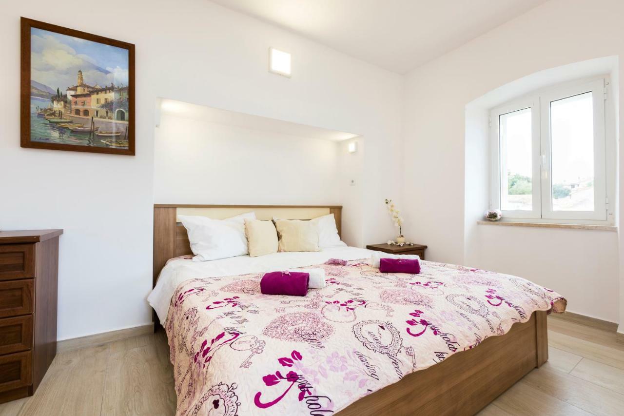 Apartments And Rooms Roberto B. Valun Εξωτερικό φωτογραφία