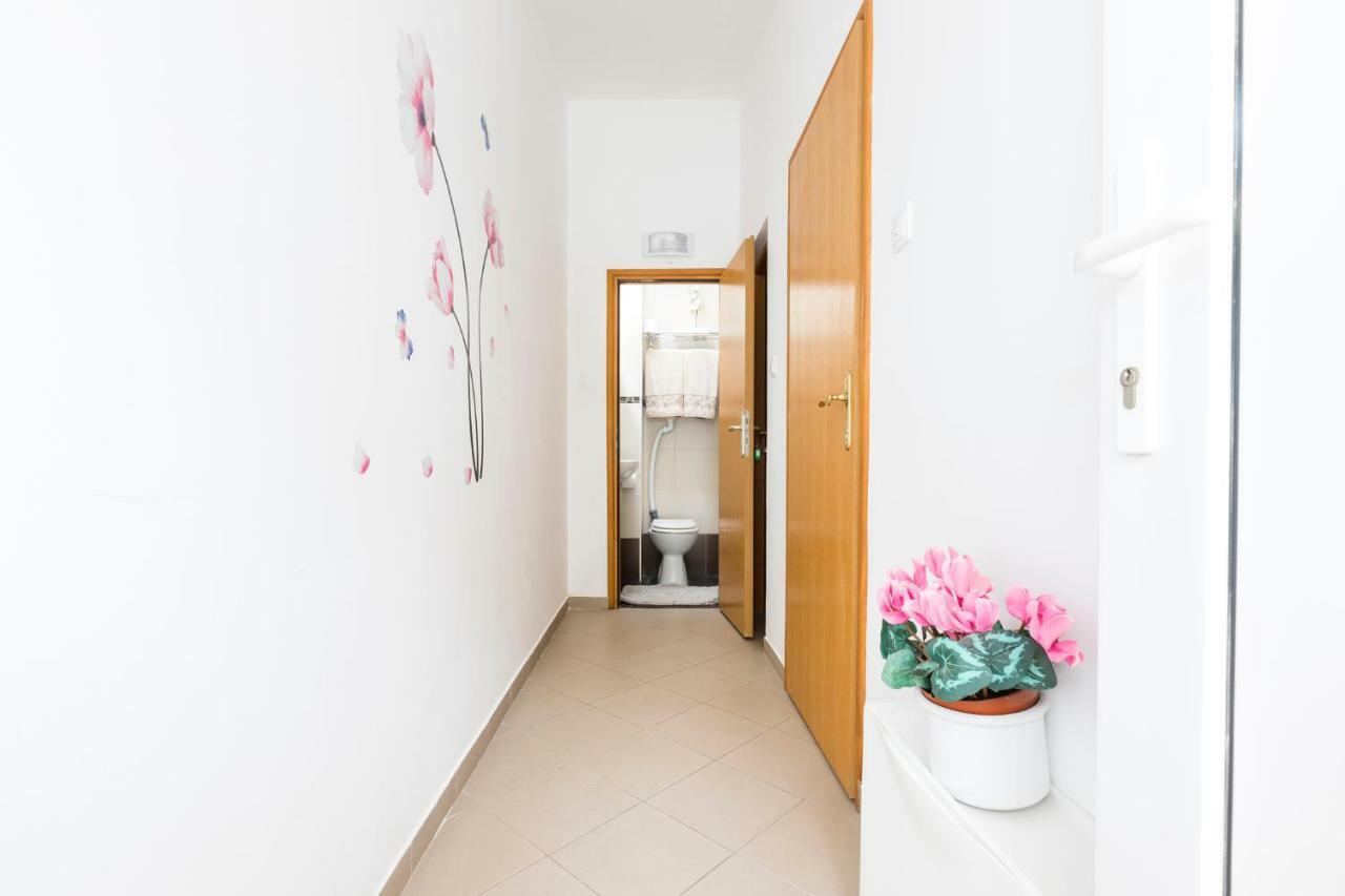 Apartments And Rooms Roberto B. Valun Εξωτερικό φωτογραφία