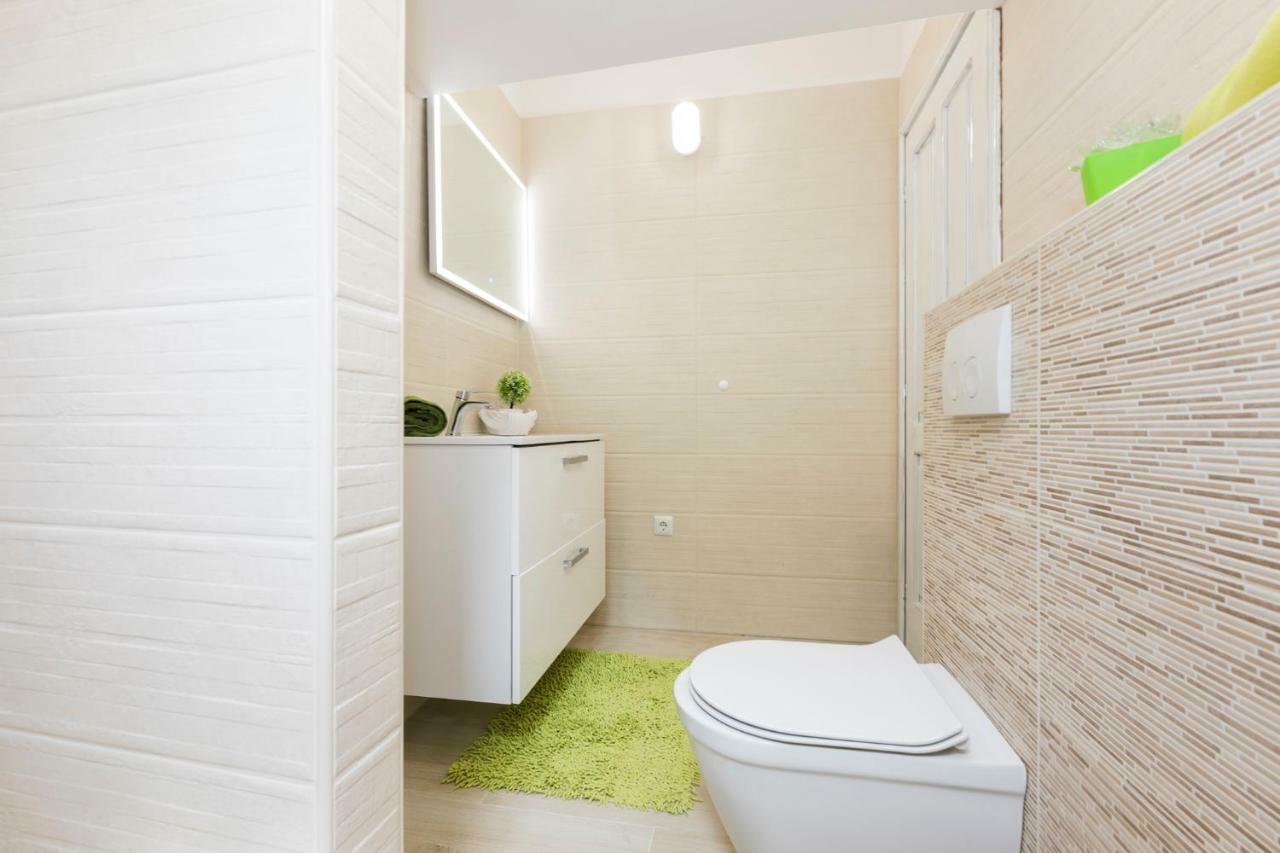 Apartments And Rooms Roberto B. Valun Εξωτερικό φωτογραφία