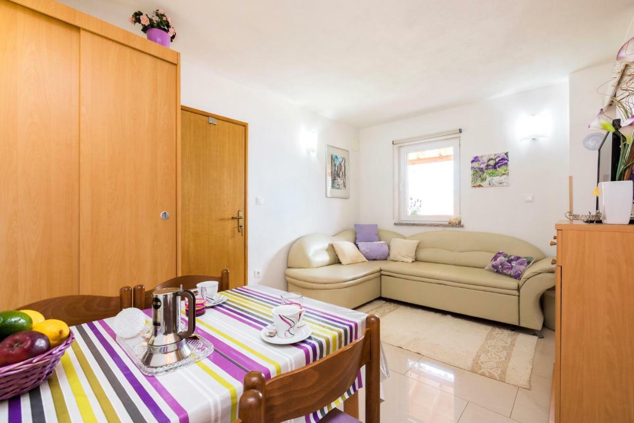 Apartments And Rooms Roberto B. Valun Εξωτερικό φωτογραφία
