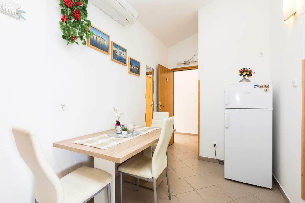 Apartments And Rooms Roberto B. Valun Εξωτερικό φωτογραφία