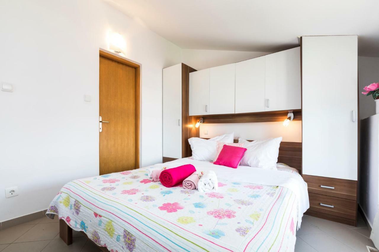Apartments And Rooms Roberto B. Valun Εξωτερικό φωτογραφία