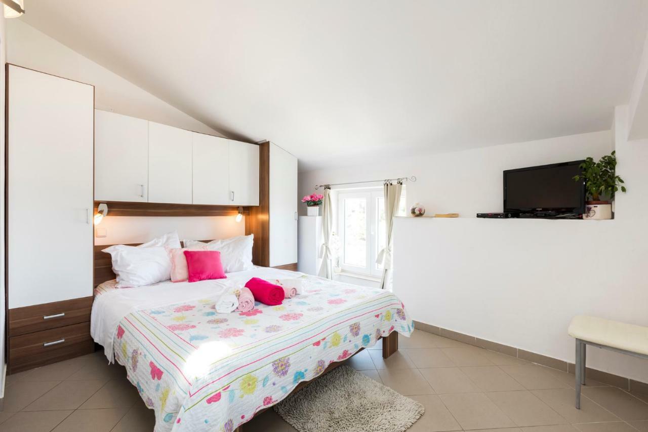 Apartments And Rooms Roberto B. Valun Εξωτερικό φωτογραφία