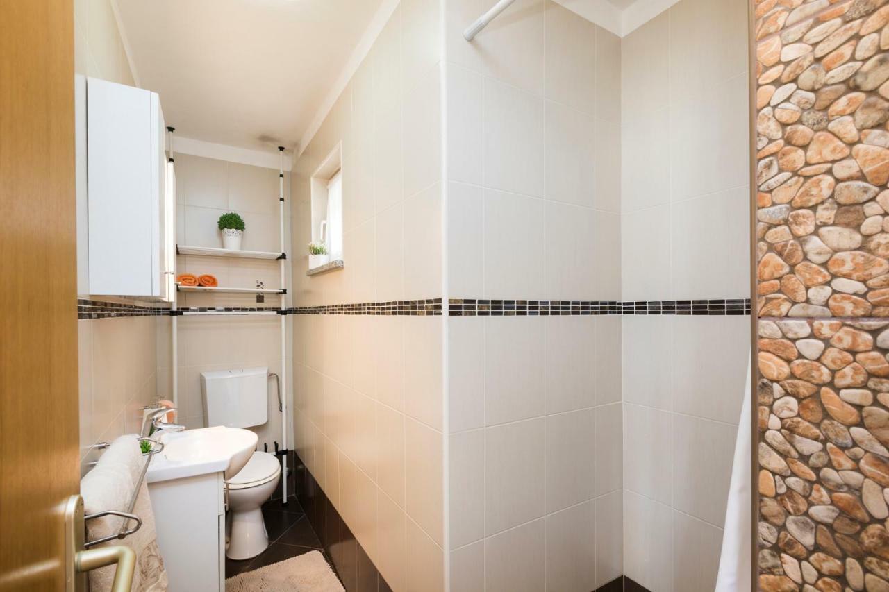 Apartments And Rooms Roberto B. Valun Εξωτερικό φωτογραφία