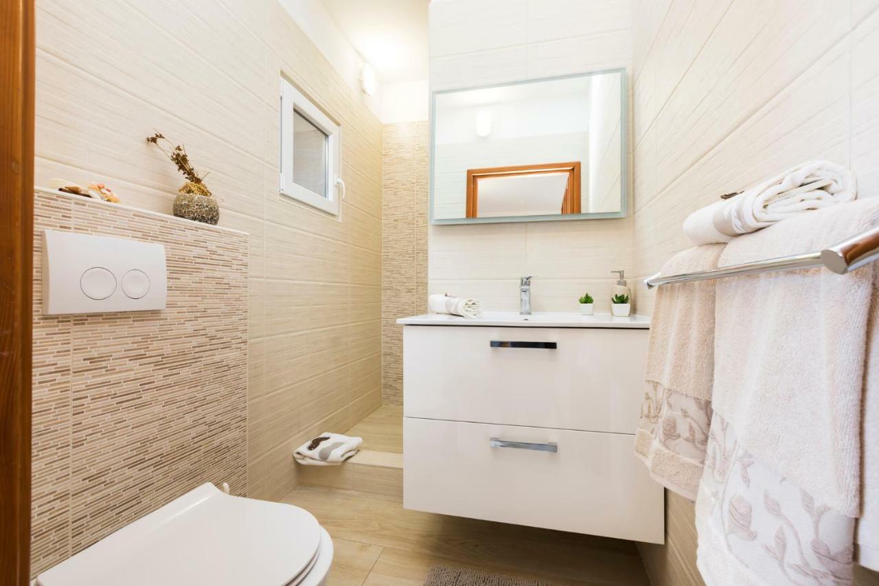 Apartments And Rooms Roberto B. Valun Εξωτερικό φωτογραφία