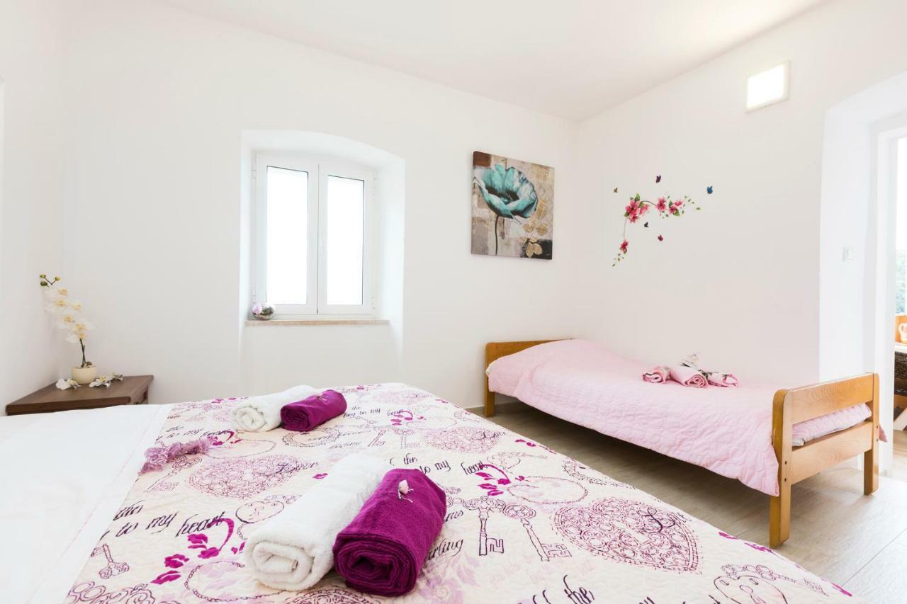 Apartments And Rooms Roberto B. Valun Εξωτερικό φωτογραφία