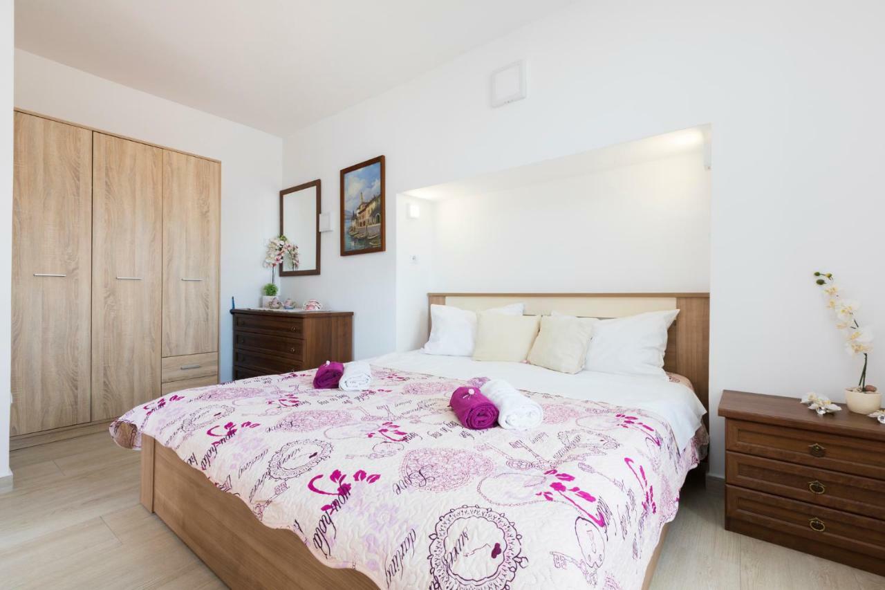 Apartments And Rooms Roberto B. Valun Εξωτερικό φωτογραφία